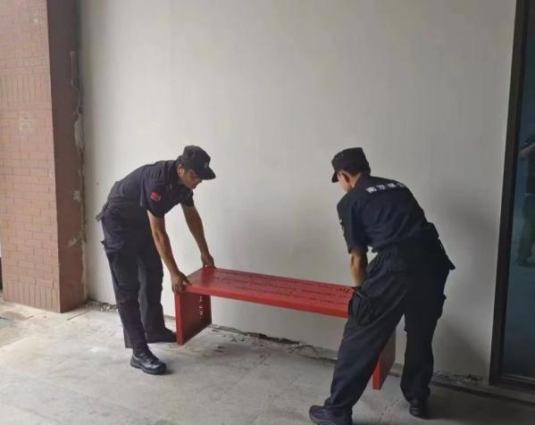 C:/Users/BA/Desktop/風(fēng)雨過(guò)后南京保安迅速行動(dòng)，恢復(fù)安“寧”面貌/6.jpg6