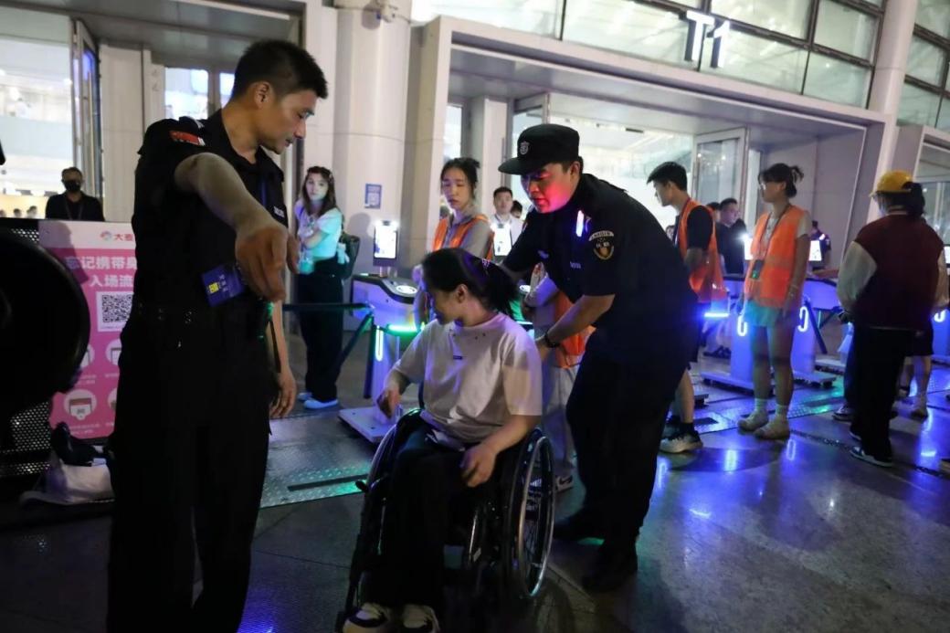 C:/Users/Administrator/Desktop/“安保鐵軍、硬核保障”2024系列報道四十二——南京市保安服務有限公司成功護航張碧晨「今兒個開心」十周年巡回演唱會南京站安保任務/5.jpg5