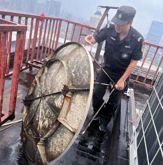 C:/Users/BA/Desktop/風(fēng)雨過(guò)后南京保安迅速行動(dòng)，恢復(fù)安“寧”面貌/11.jpg11