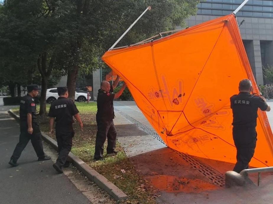 C:/Users/Administrator/Desktop/臺風“貝碧嘉”來襲，南京保安積極應對，“守”護萬家團圓！/3.jpg3