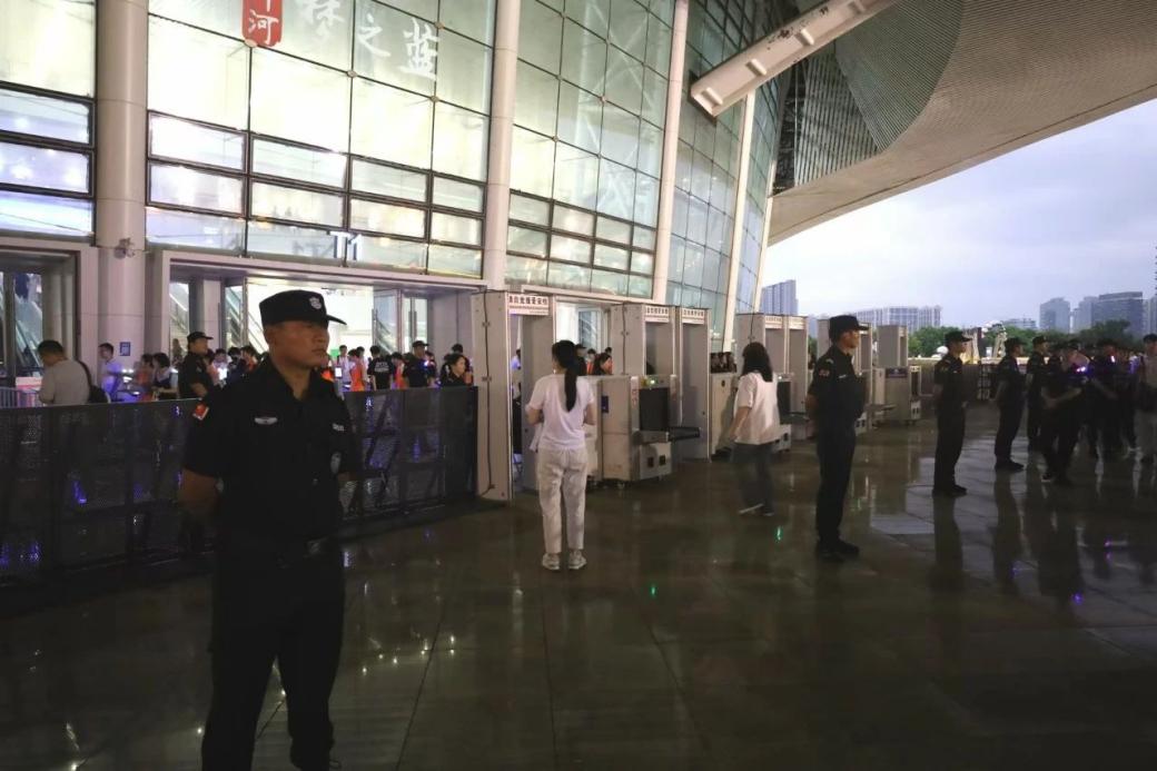 C:/Users/Administrator/Desktop/“安保鐵軍、硬核保障”2024系列報道四十二——南京市保安服務有限公司成功護航張碧晨「今兒個開心」十周年巡回演唱會南京站安保任務/3.jpg3