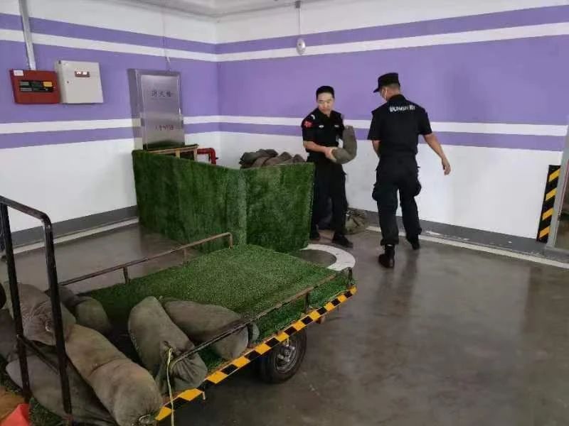 C:/Users/Administrator/Desktop/臺風“貝碧嘉”來襲，南京保安積極應對，“守”護萬家團圓！/5.jpg5